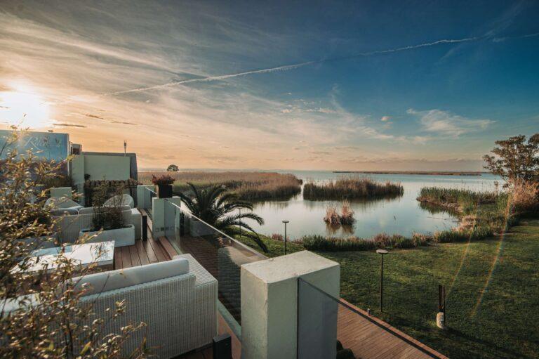A dream wedding at Nou Racó with the sunset giving its blessing to the couple