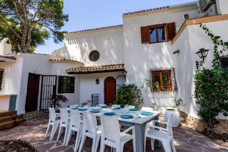 How do you see yourself living in this beautiful villa that AR Luxury Living is selling in Jávea?