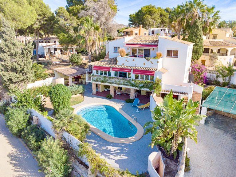 Coastal Elegance: Captivating Sea-View Villas by Moraira Invest