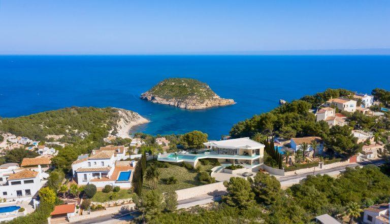 ARE YOU INTERESTED IN LUXURY PROPERTY IN THE COSTA BLANCA?