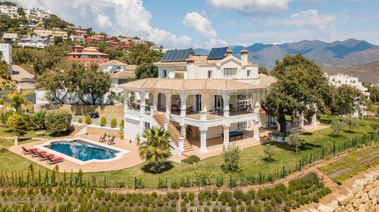 Luxurious Villas in El Paraiso and La Mairena – Your Dream Home Awaits!